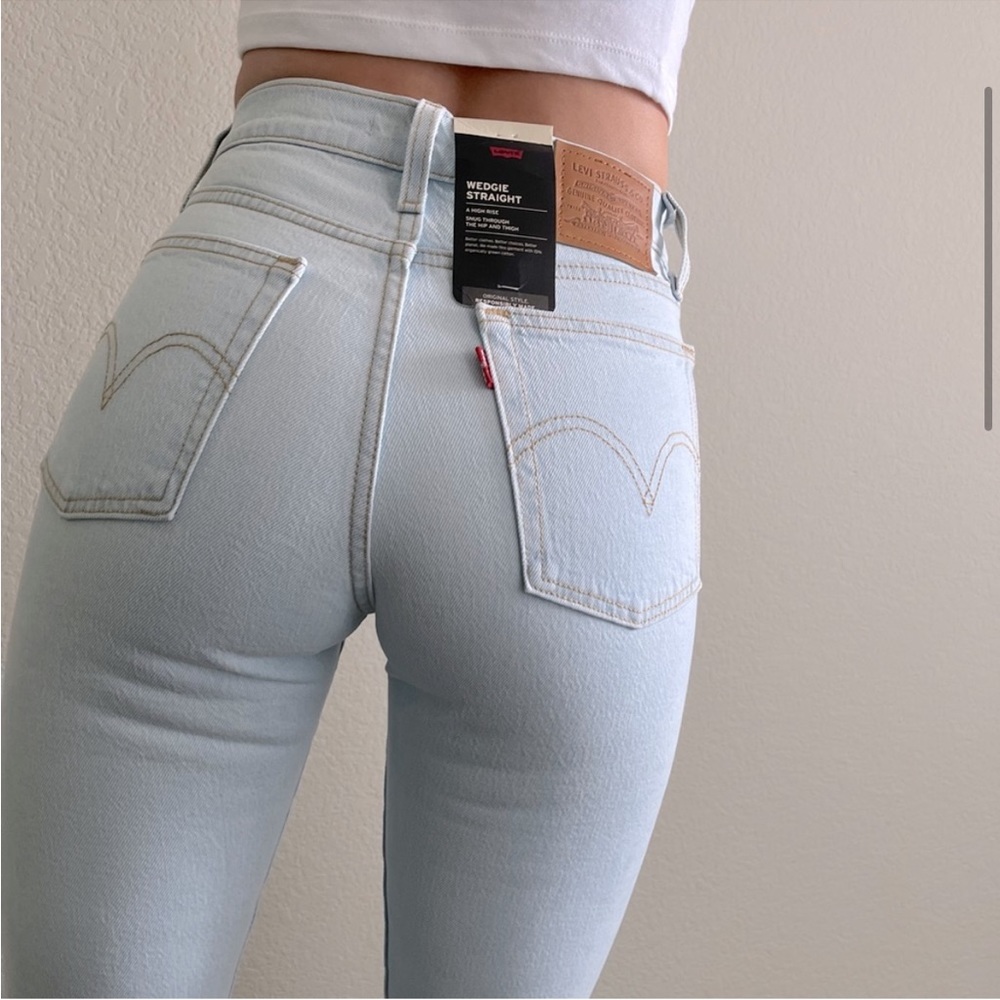 SOLD 💕 Levi’s Wedgie Straight Leg high rise light wash Jean outside the box